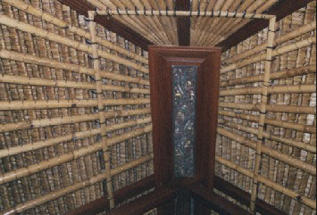 Ceiling in one of the cottages - jpg - 33724 Bytes