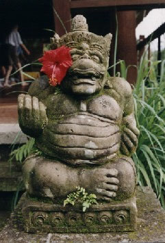 monkey god statue with a flower - jpg - 31751 Bytes