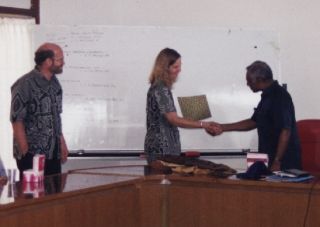 Laura Lindell receiving a farewell gift from the Rektor of UNIPA. - jpg - 10797 Bytes