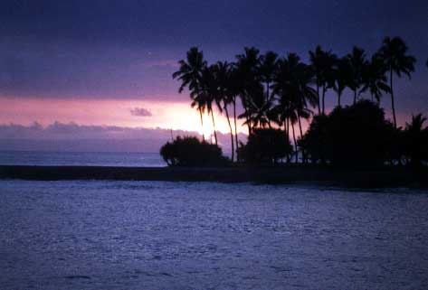 Sunset on Senggigi Beach. - jpg - 13924 Bytes