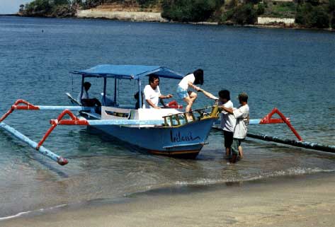 Here's how you get to the Gili Islands or around the bend to a restaurant. - jpg - 23274 Bytes
