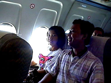 Damai and Kuriake on the airplane - 28111 Bytes
