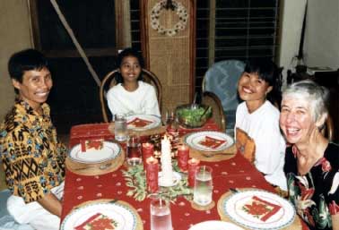 Pak Kris, Mbak Siti, Ibu Tari and Clare Ann at Boxing Day dinner. - jpg - 18405 Bytes